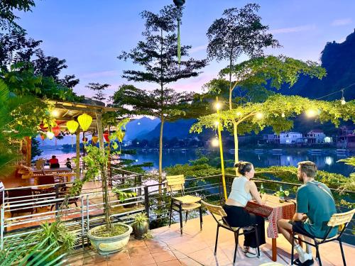 Outdoor café beside the Son River, perfect for travelers